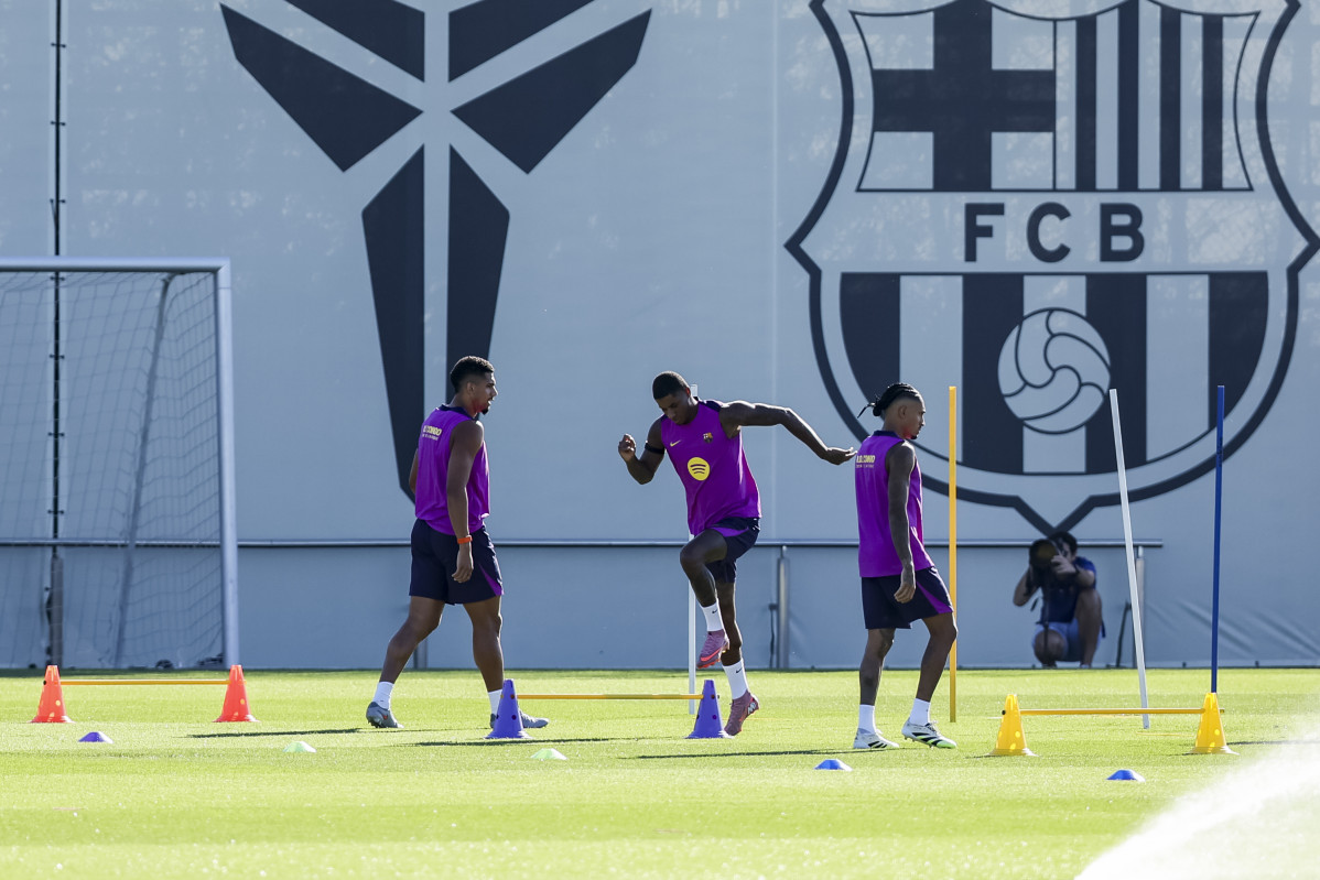 EuropaPress 6922761 ronald araujo marcus rashford and raphinha during the training day of fc (1)