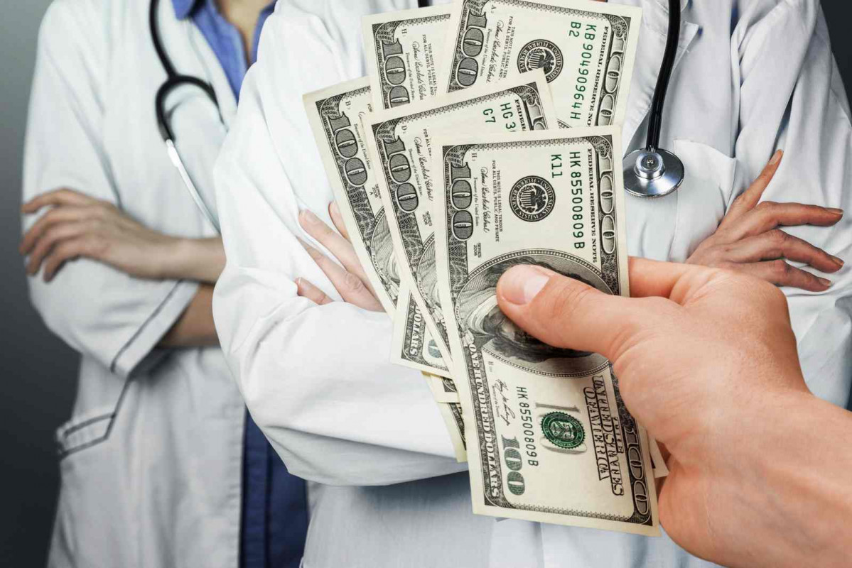 Dinero, médico   CANVA