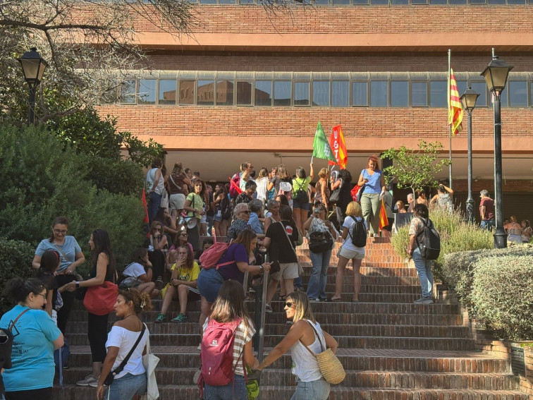 'Basta de mentiras': 200 docentes cortan la Via Augusta de Barcelona