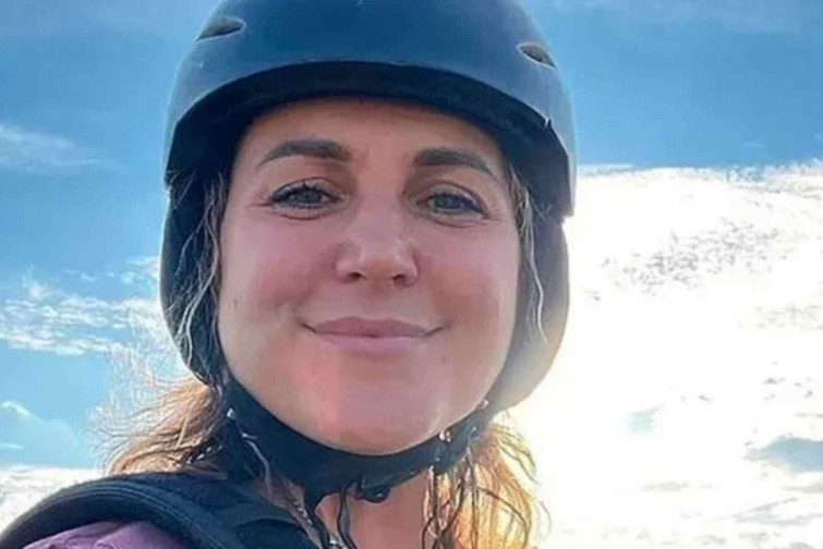 Una madre muere mientras se hacía un selfie en una torre: perdió el equilibrio y cayó 90 metros