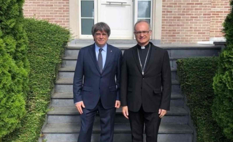 El abad de Montserrat Manel Gasch visita a Puigdemont en Waterloo