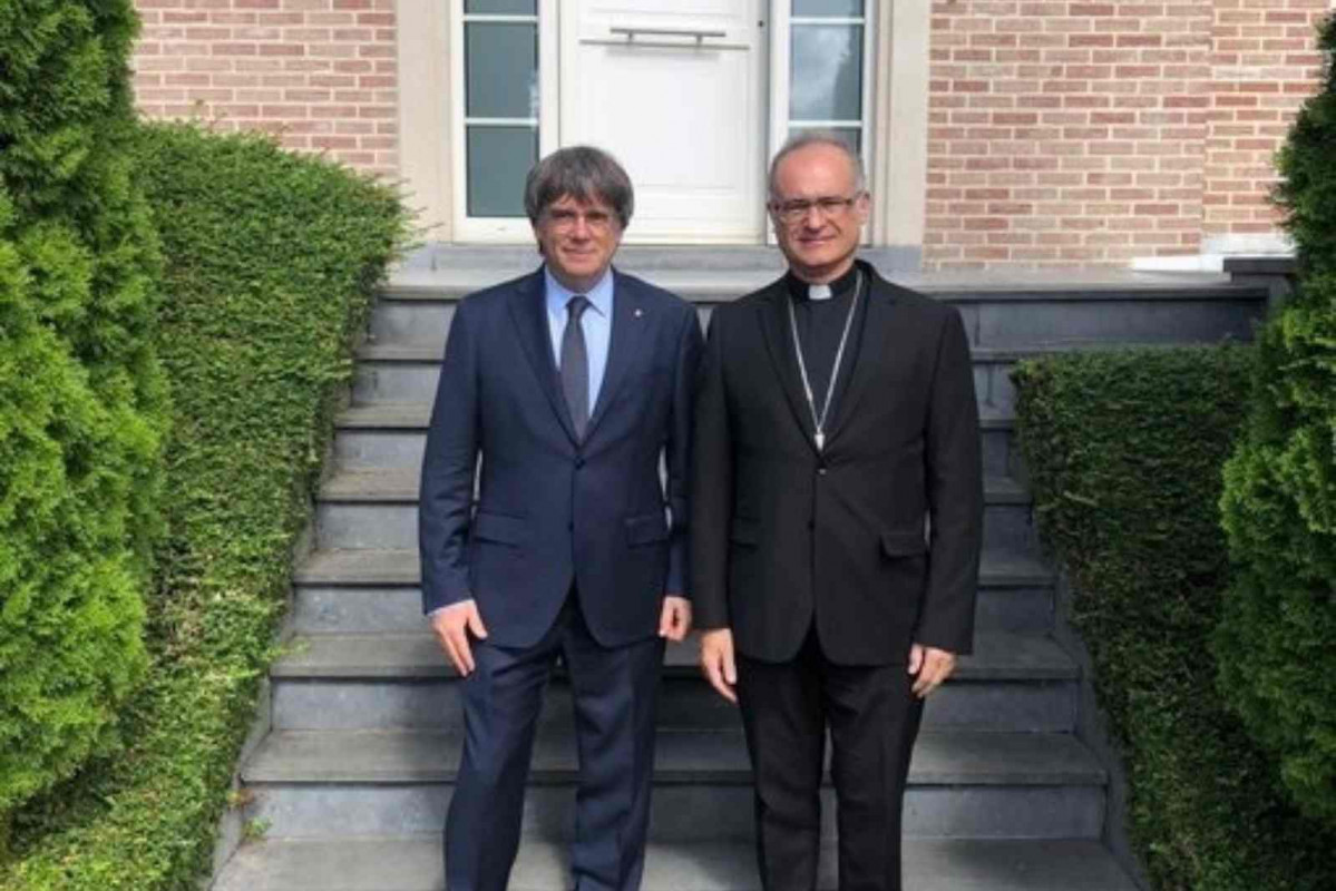 El abad de Montserrat, Manel Gasch, ha visitado este martes al líder de Junts y expresidente de la Generalitat, Carles Puigdemont, en Waterloo (Bélgica).   ABADÍA DE MONTSERRAT