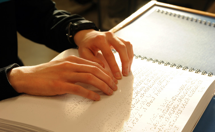 La ONCE impulsa la autonomía de 1.172 estudiantes con discapacidad visual con el braille como herramienta esencial en las aulas