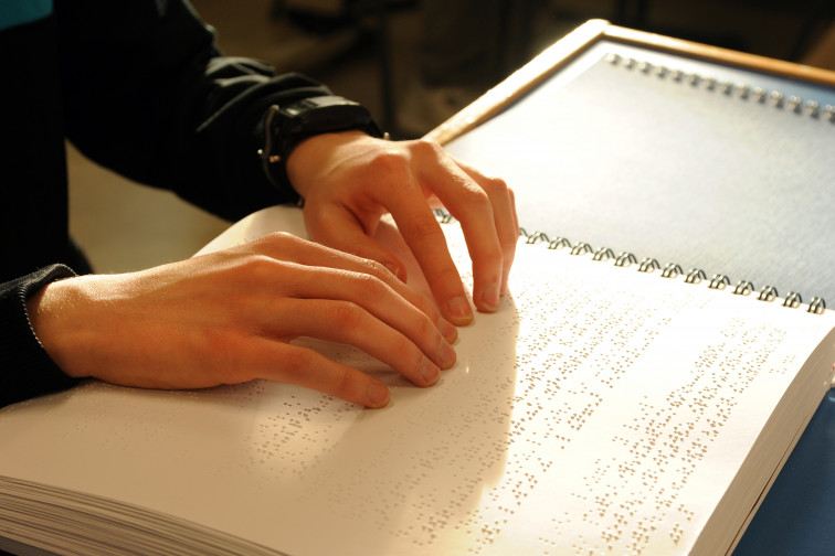 La ONCE impulsa la autonomía de 1.172 estudiantes con discapacidad visual con el braille como herramienta esencial en las aulas