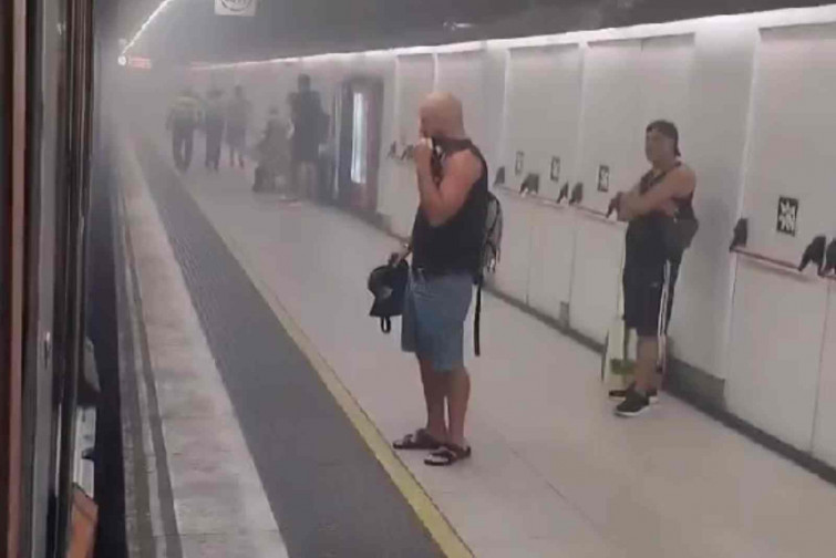 VÍDEO | Pánico en Passeig de Gràcia: un tren de Rodalies R2 sufre una avería y llena de humo la estación