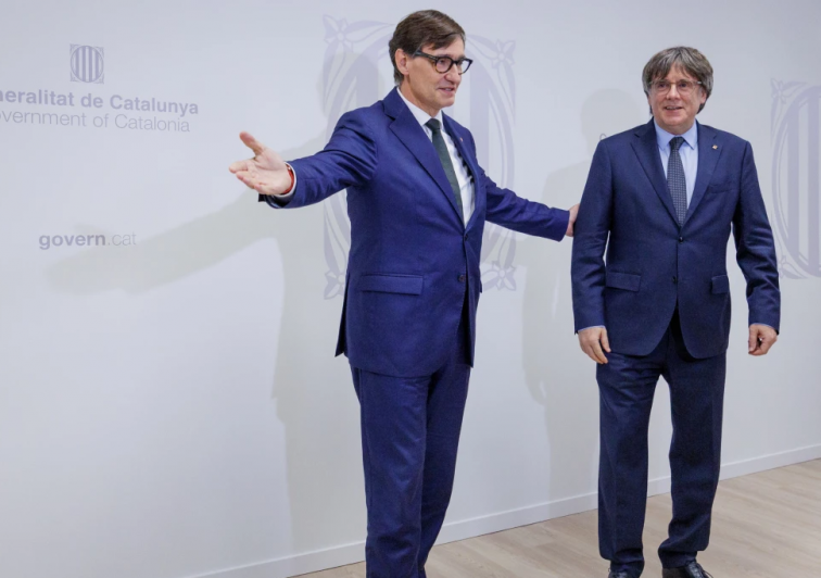 La foto entre Illa y Puigdemont que puede cambiarlo todo: ¿Junts aprobará los Presupuestos?