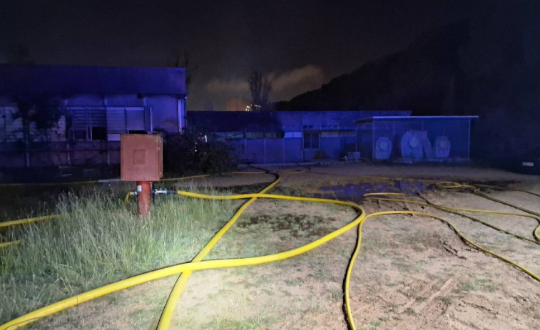 Apagado un incendio de tres baterías de litio en una nave en Terrassa