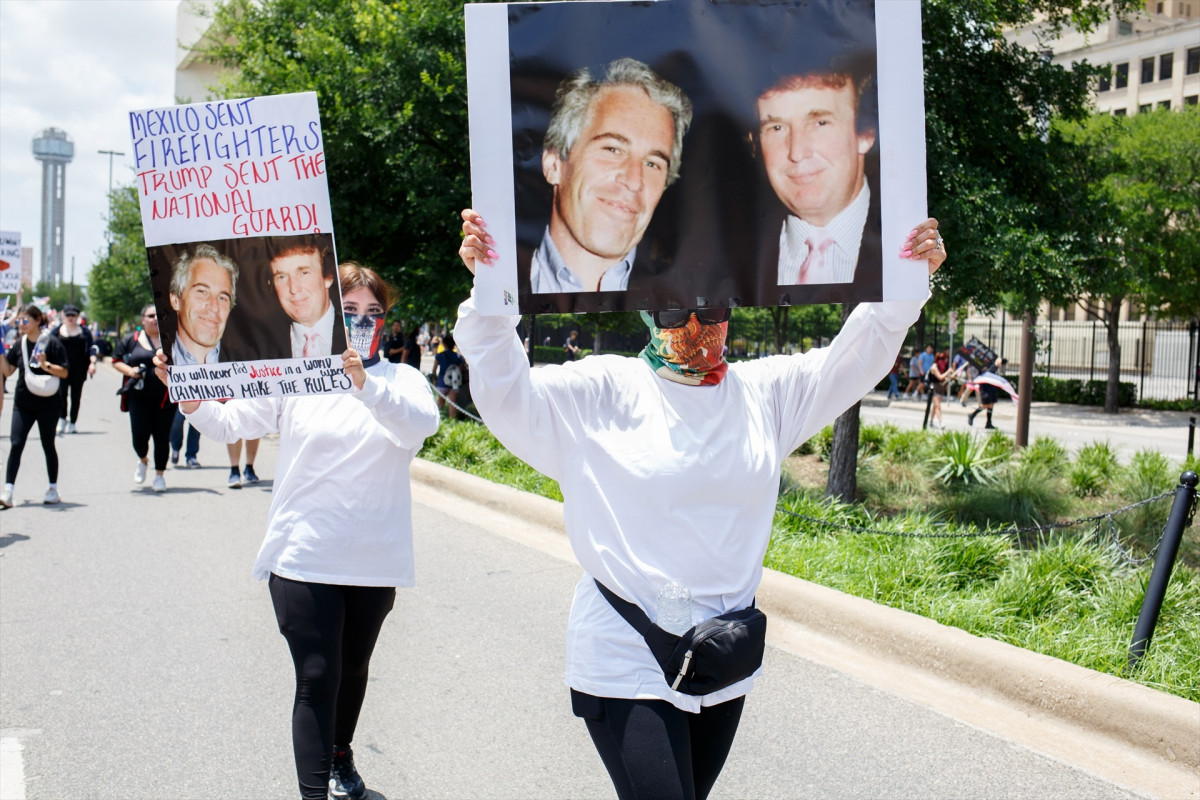EuropaPress 6800599 14 june 2025 us dallas two women holding images of donald trump and jeffrey
