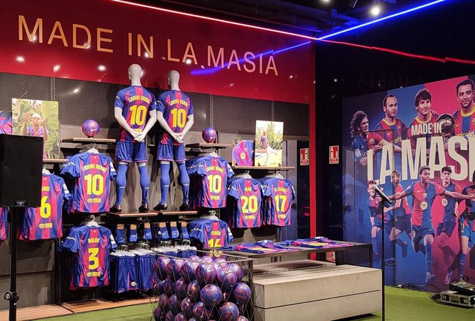 El Barça no la quiere, pero Barcelona la lleva: la camiseta rosa que nadie autorizó y lo cambió todo