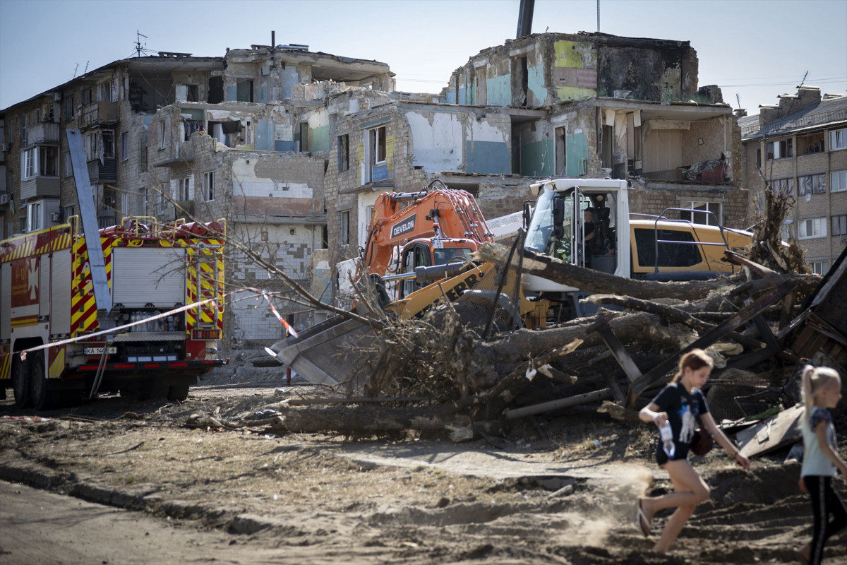 EuropaPress 6935384 august 29 2025 kyiv ukraine first responders begin removing debris from an