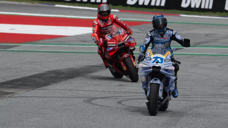 Àlex Márquez irrumpe en Montmeló y firma la pole; Marc parte desde la tercera posición