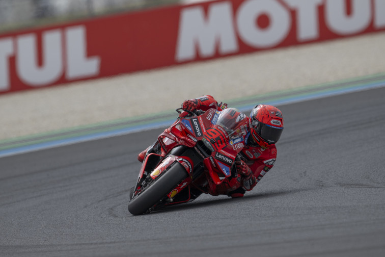 Marc Márquez se acerca al título tras aprovechar un error en el sprint de su hermano Álex Márquez