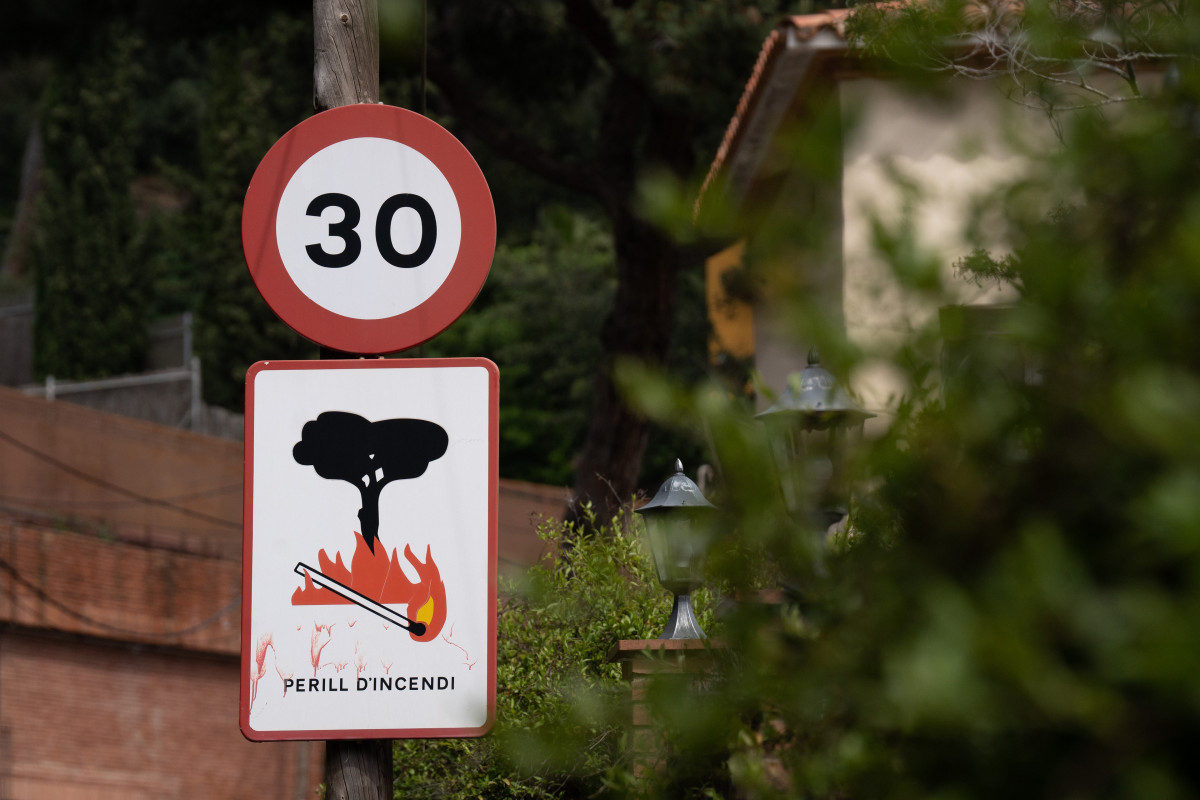 Archivo - Un cartel anuncia peligro de incendio, en el Parc Natural de la Serra de Collserola