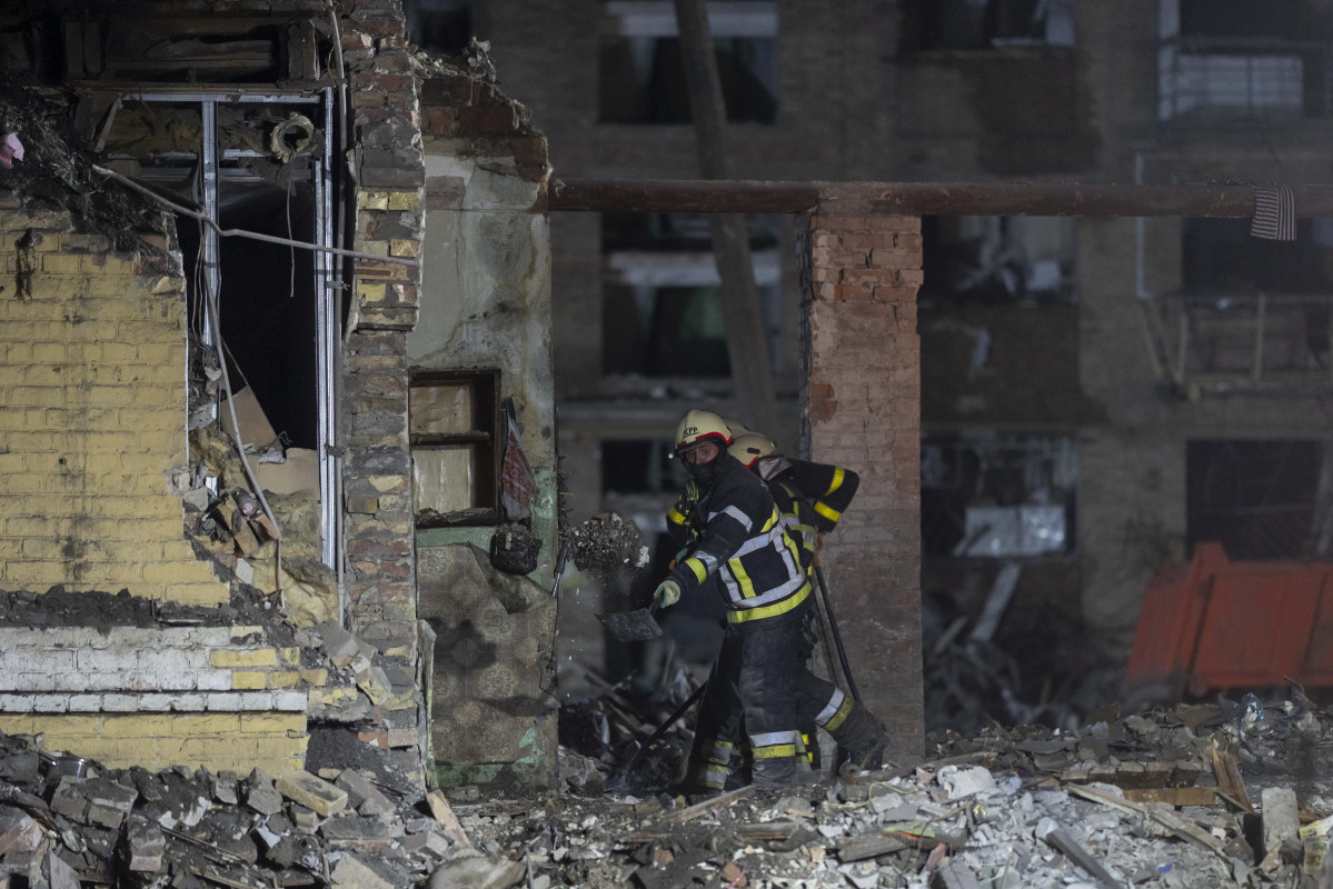 EuropaPress 6938748 april 24 2025 kyiv kyiv city ukraine as night falls in kyiv rescue services