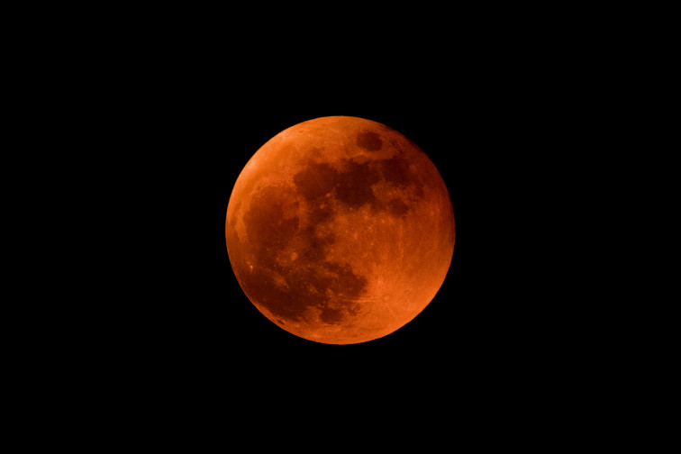 La Luna teñida de rojo iluminará el cielo: cuándo mirar para no perderse el mayor eclipse de 2025