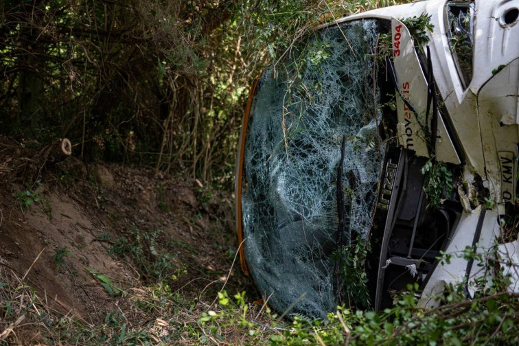 Según Bombers, la vegetación ha evitado una tragedia mayor en el vuelco del autocar en Santa Susanna