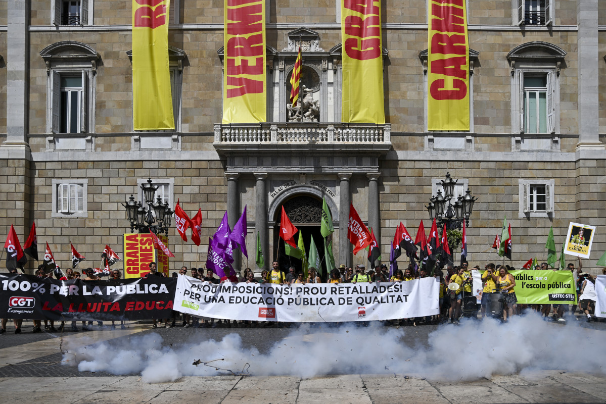 EuropaPress 5422079 varias personas manifiestan pancartas banderas bombas humo frente palau