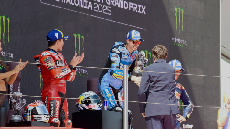 Illa entrega a Àlex Márquez el trofeo de MotoGP en el Circuit de Barcelona-Catalunya