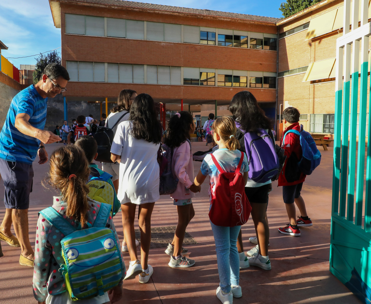 EuropaPress 4665718 varios ninos llegada colegio ceip hernan cortes primer dia comienzo curso (1)