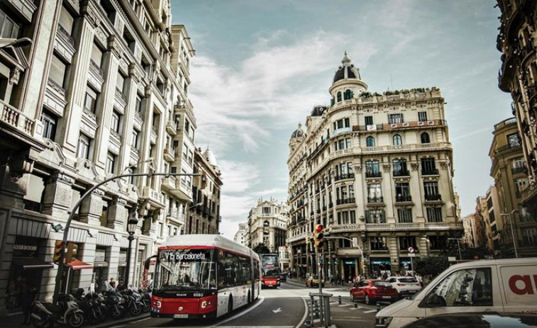 El reto urbano de Barcelona: eficiencia y confort para residentes, caos y atascos para quienes vienen de fuera