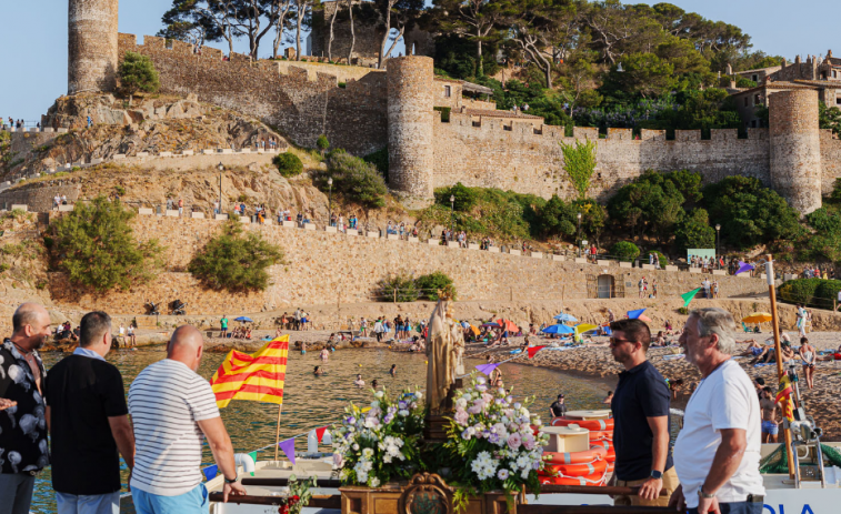 Tossa de Mar se planta ante la masificación: aprobada la moratoria contra la 'invasión' de negocios