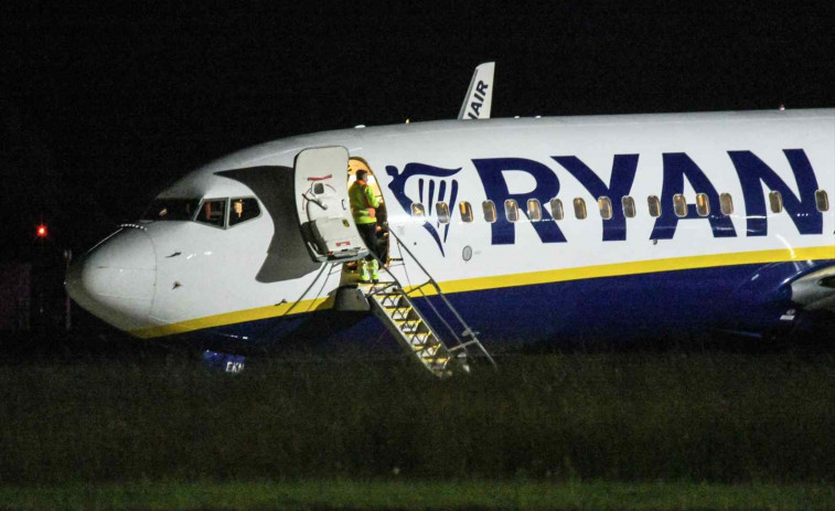Aterrizaje de emergencia de un vuelo de Ryanair con destino Girona: un pasajero desata el caos al intentar abrir la puerta