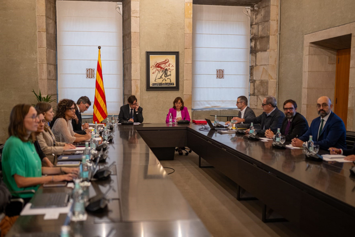 El presidente de la Generalitat, Salvador Illa, y la consellera de Territorio, Sílvia Paneque, en una reunión con el presidente de Renfe, Álvaro Fernández, y el presidente de Adif, Luis Pedro Marc