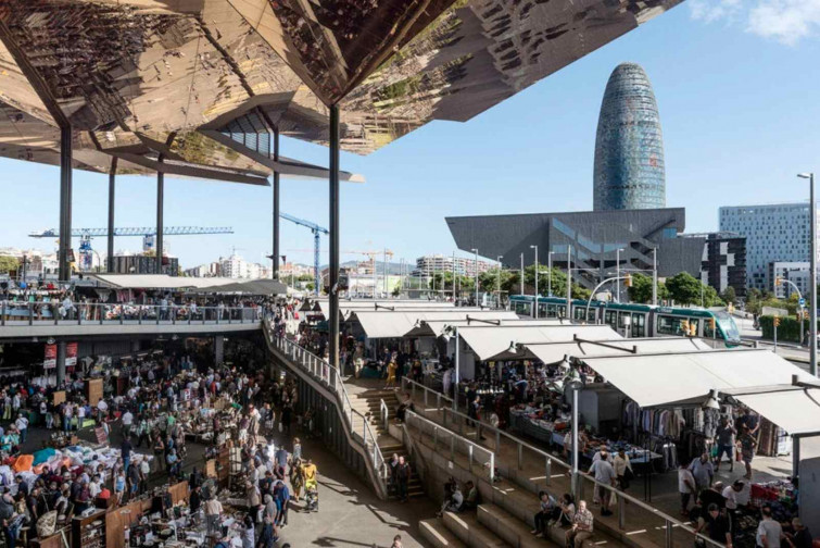 Escándalo en Barcelona: ponen a la venta la urna funeraria de Joan de Sagarra en los Encants
