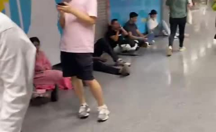 VIDEO | Las colas y esperas en el suelo: la realidad de algunos Puntos TMB