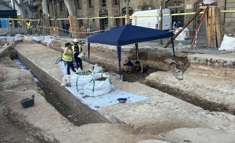 Barcelona descubre 44 metros de una muralla medieval del siglo XIV en las obras de la Rambla