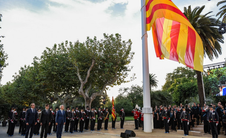 La fotografía que da inicio a la Diada: Illa, Rull y Collboni asisten a la izada la senyera en el Parlament