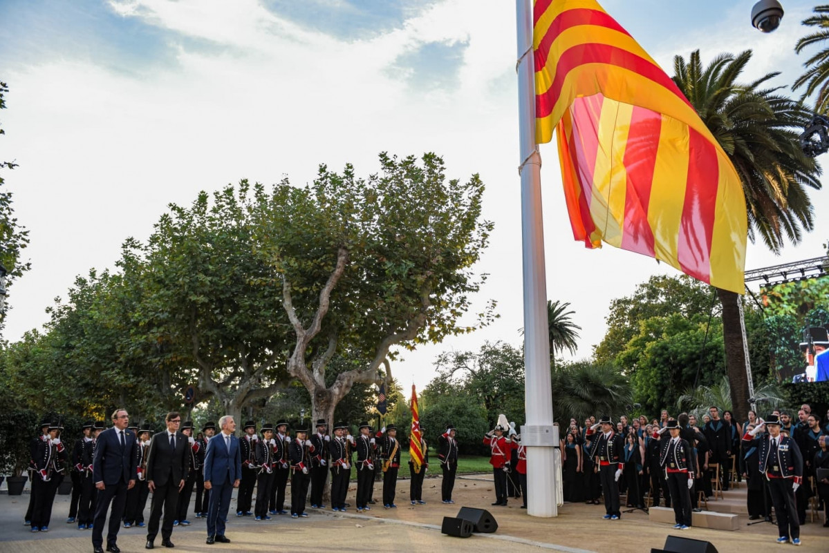 EuropaPress 6945708 izada senyera parlament presidente generalitat salvador illa alcalde