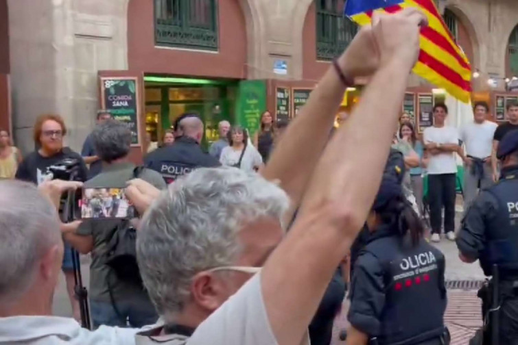 VÍDEO | Aliança Catalana boicotea a TV3 en el Fossar de les Moreres: periodistas escoltados por la policía