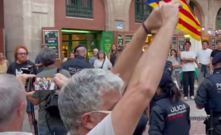 VIDEO | Alianza Catalana boicotea a TV3 en el Fossar de les Moreres: periodistas escoltados por la policía