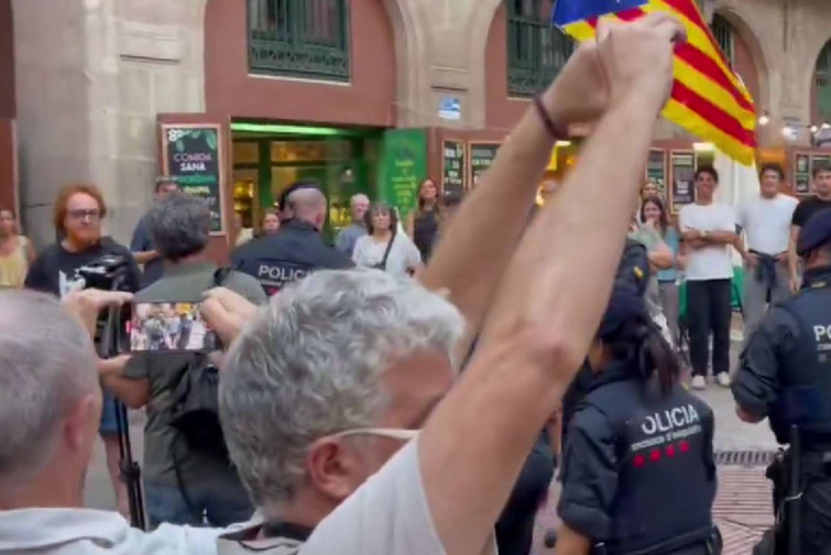 VIDEO | Alianza Catalana boicotea a TV3 en el Fossar de les Moreres: periodistas escoltados por la policía