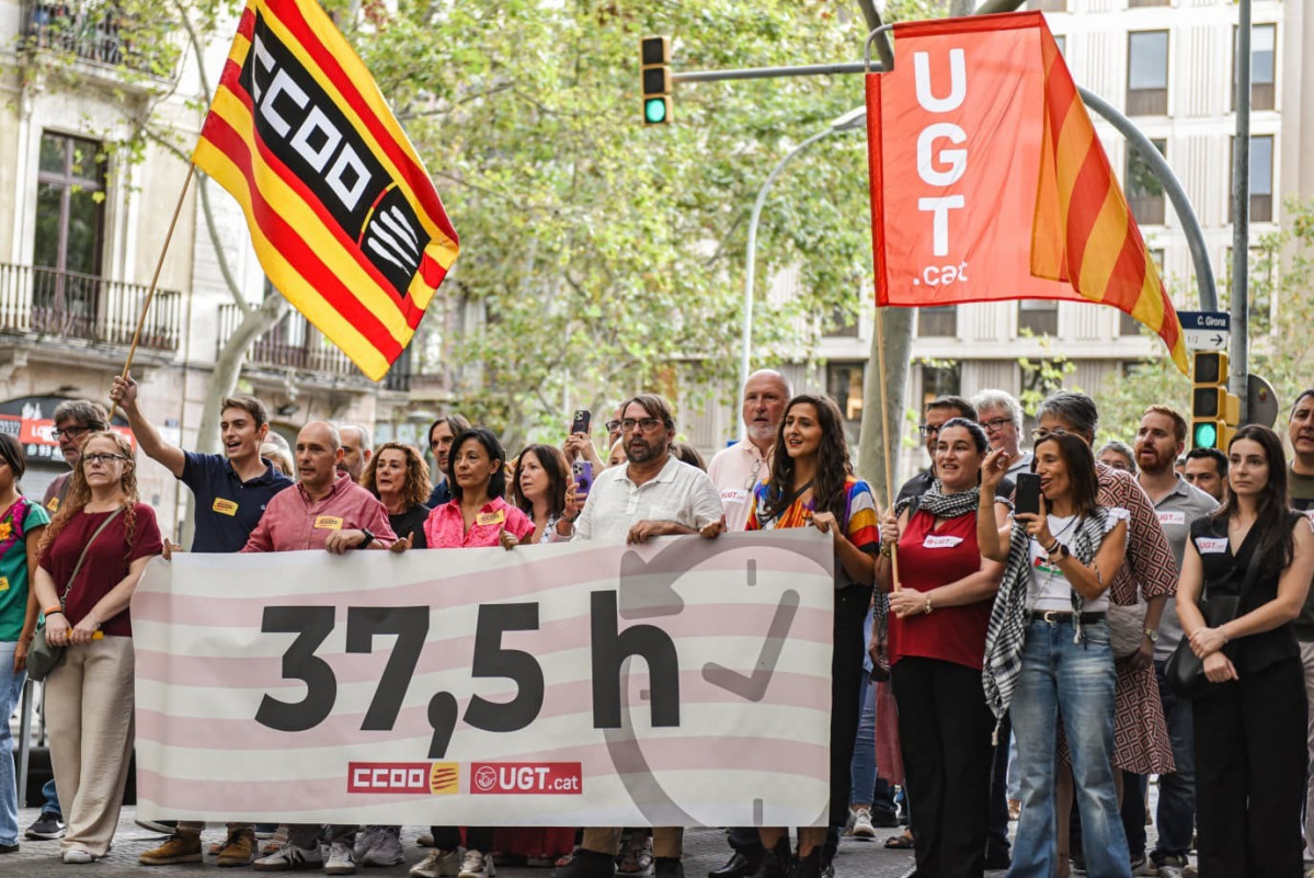 La secretaria general de CC.OO. De Catalunya, Belén López, y el secretario general de UGT de Catalunya, Camil Ros, en la ofrenda al monumento de Rafael Casanova por la Diada de Catalunya
