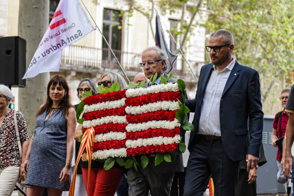 El presidente del Consell de la República (CdRep), Jordi domingo, encabeza la ofrenda floral de la entidad en el monumento Rafael de Casanova por la Diada