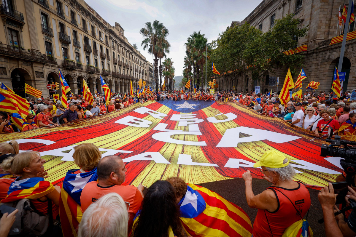 Cientos de personas durante la manifestación convocada por la ANC en Barcelona.