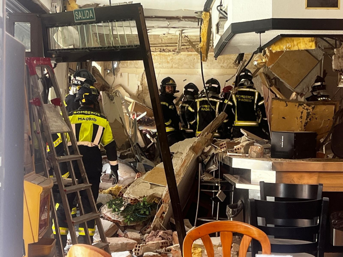 EuropaPress 6950955 bomberos ayuntamiento madrid realizan tareas desescombro bar capital