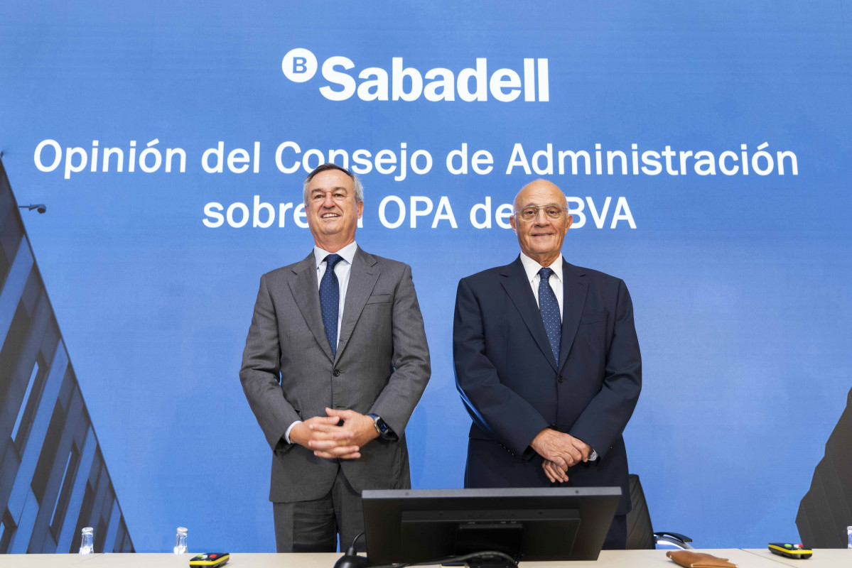 El CEO de Banco SabadelL, César González-Bueno, y el presidente de la entidad, Josep Oliu, en la rueda de prensa para informar sobre el rechazo del consejo de Banco Sabadell a la OPA de BBVA, a 12 d