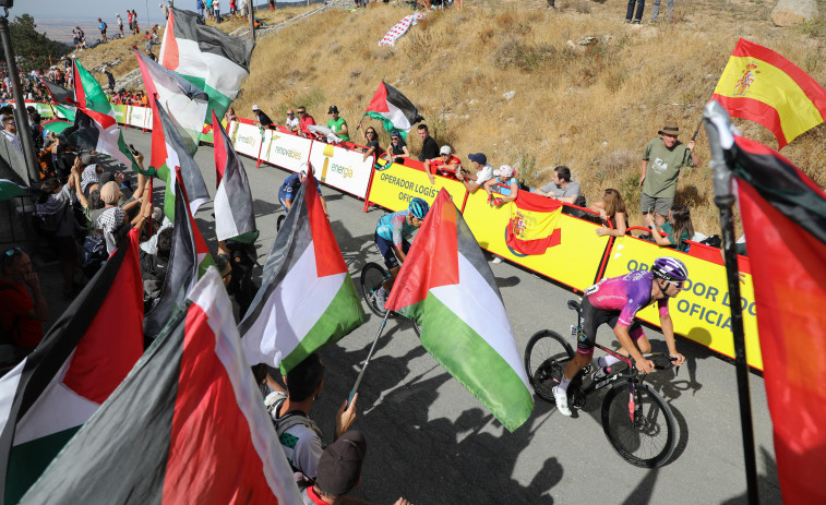Sánchez aplaude a los ciclistas de la Vuelta y resalta la movilización ciudadana por Palestina