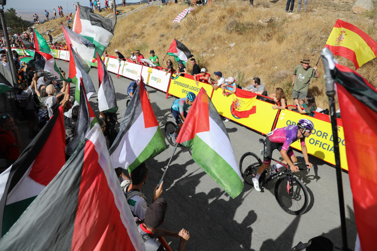 Sánchez aplaude a los ciclistas de la Vuelta y resalta la movilización ciudadana por Palestina