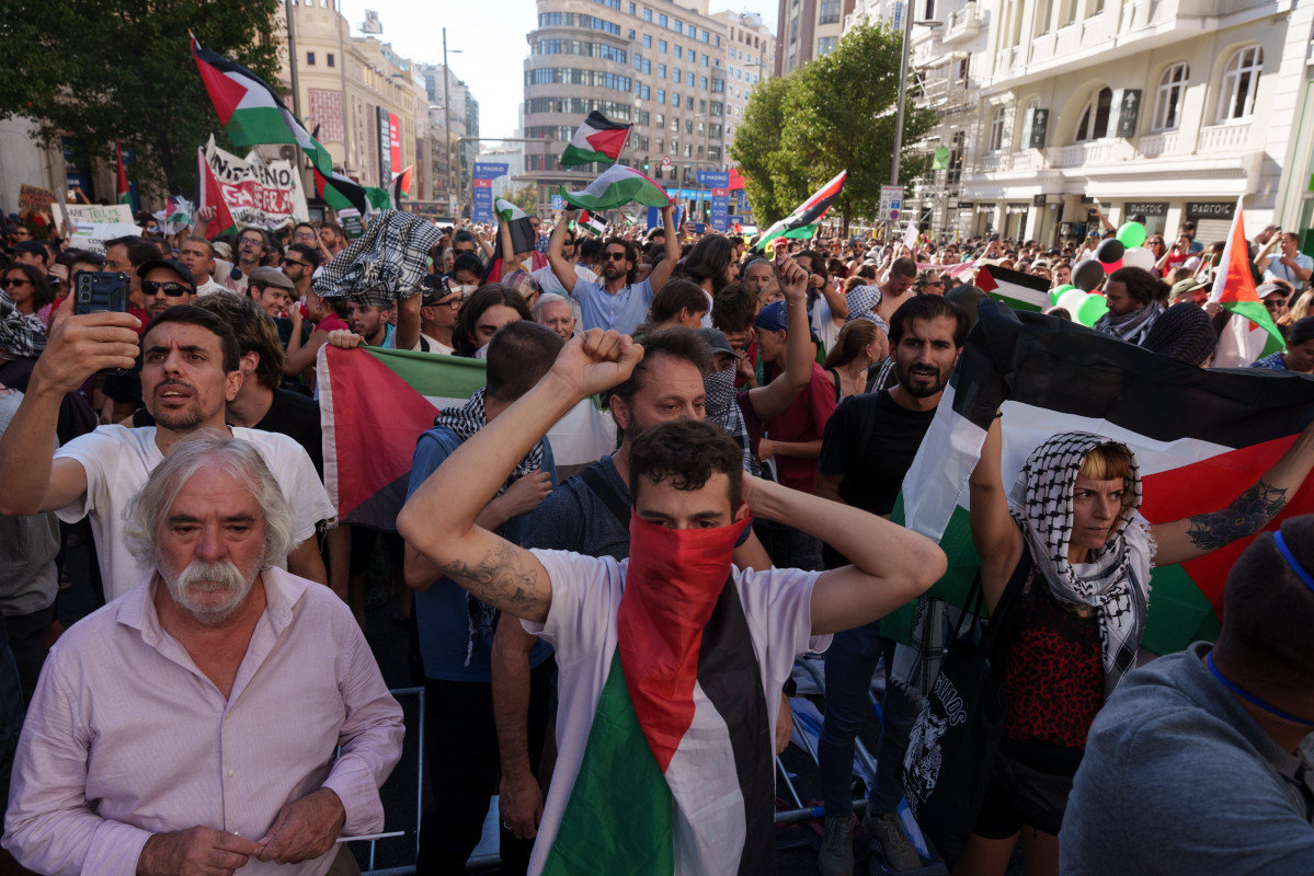 EuropaPress 6953282 varias personas banderas palestina plaza callao antes pasar etapa 21 vuelta (1)