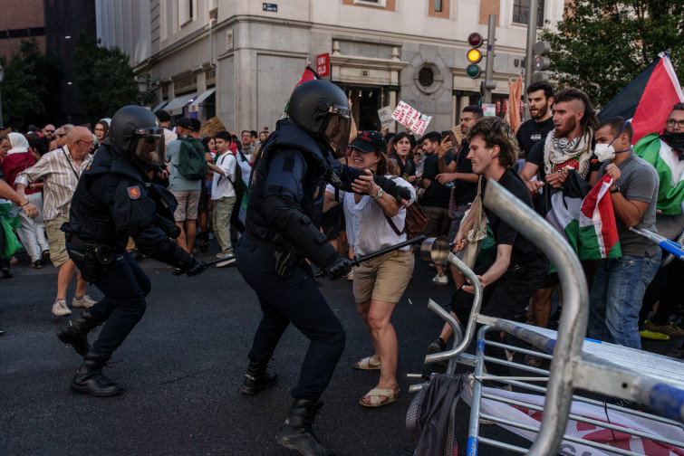 Disturbios en la Vuelta: la policía carga contra los manifestantes que obstaculizan la carrera
