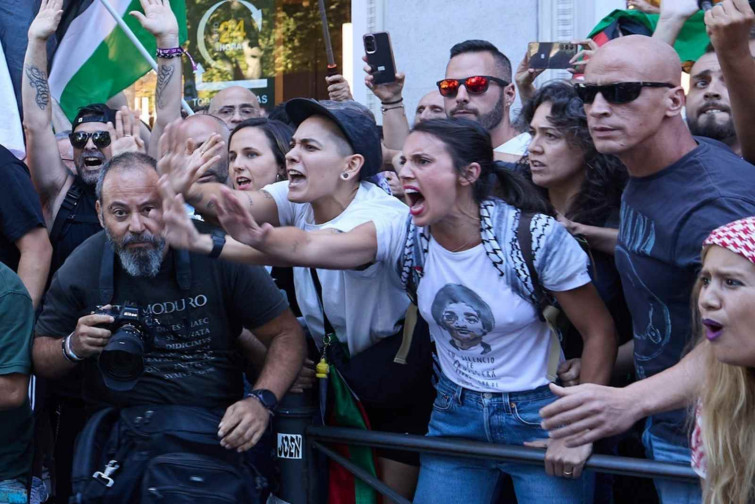 Irene Montero e Ione Belarra fueron protegidas por ultras del Rayo en el caos de la Vuelta a Madrid