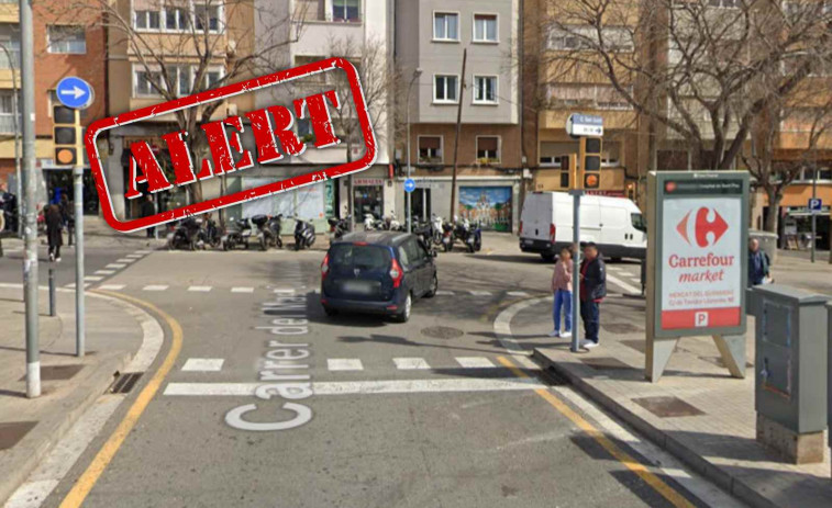 Un conductor encasta su coche contra la boca del metro en Barcelona tras confundirla con un párking