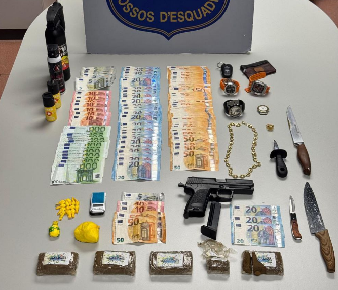 La peluquería de la mafia: los Mossos detienen a tres hombres con un arsenal de droga y armas