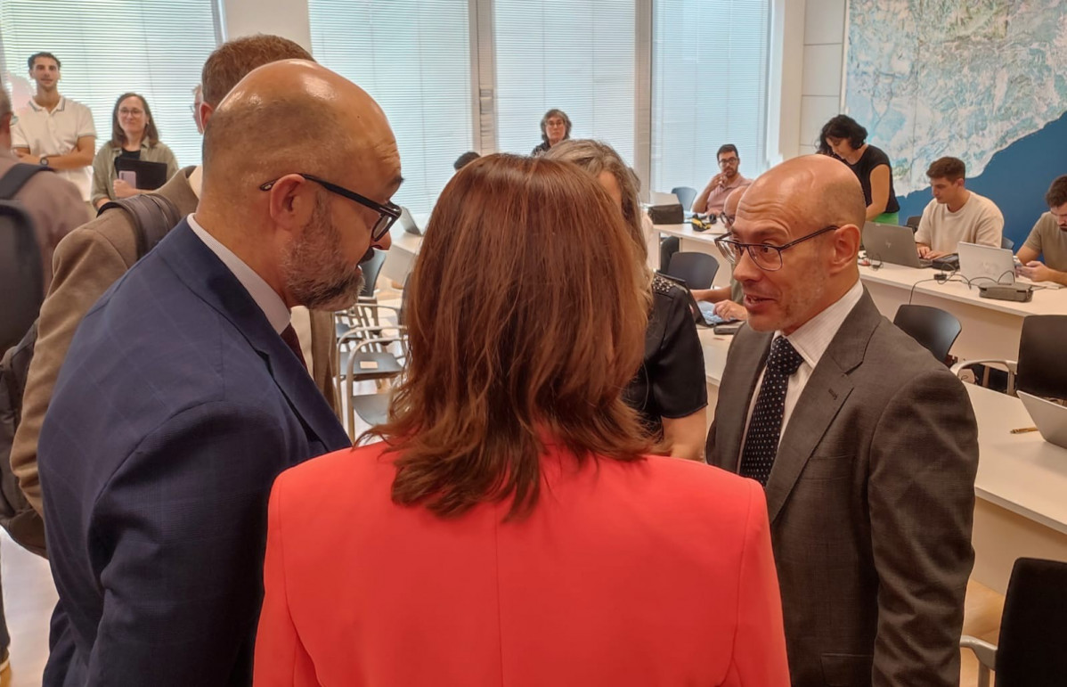 El ingeniero de caminos Luis Ubalde dialogando con la consellera de Territorio de la Generalitat, Sílvia Paneque, y el presidente de Adif, Luis Pedro Marco