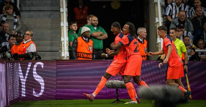 Un renacido Rashford lleva al Barça a sumar la primera victoria en el debut de Champions
