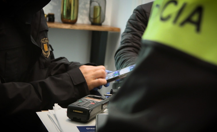 Detenida una mujer  por estafar a un anciano 5.400 € con el timo del 